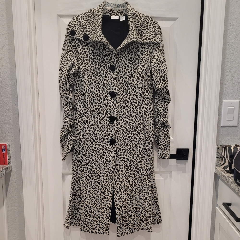 Animal print button up Dress with flared bottom and gathered sleeves sz 10